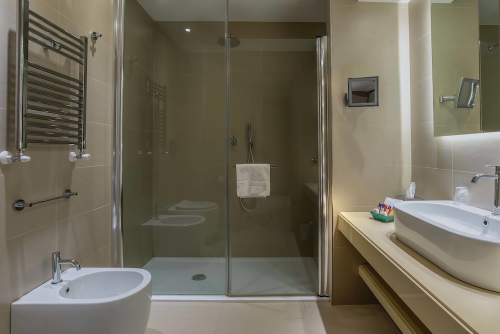 Deluxe Double Room Single Use thumbnail 6