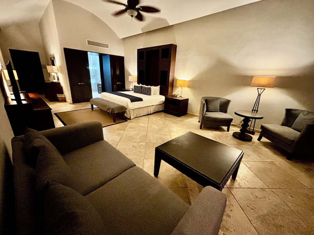 King Pool Suite photo 2