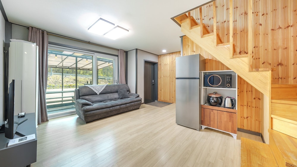 Basic Room, 2 Bedrooms (Room 104 (Duplex / Private BBQ))