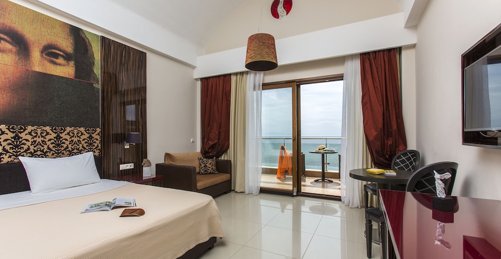 Deluxe Double Room, Partial Sea View - Photo 7