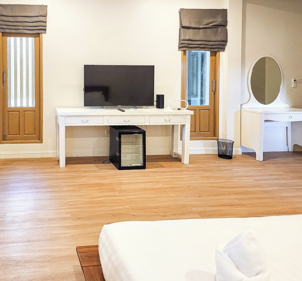 Deluxe Room with Bathtub - Photo 12