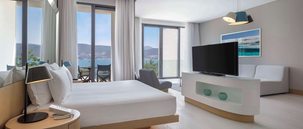 Junior Suite, 1 King Bed, Balcony