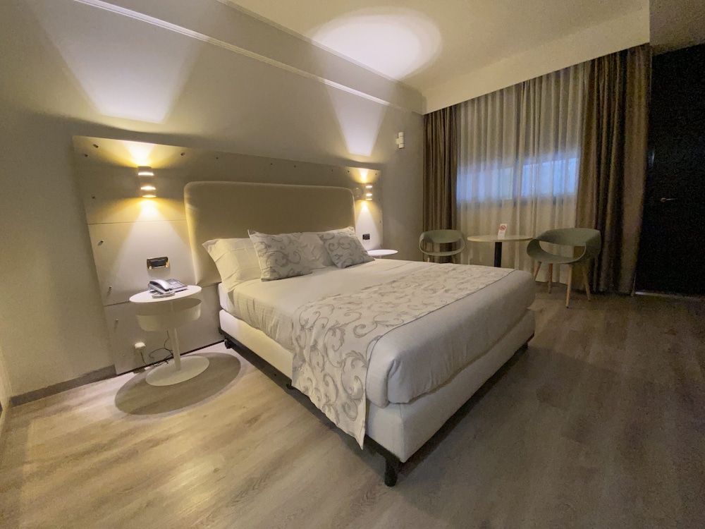 Deluxe Room, Hot Tub - Photo 6