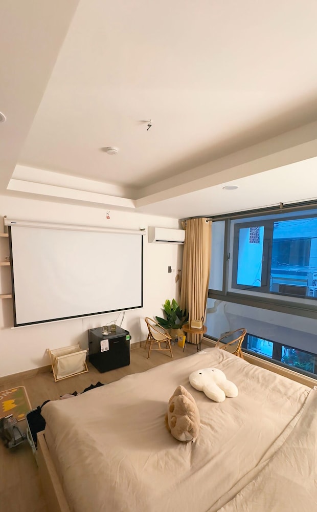 City Studio, 1 King Bed, Non Smoking, Housekeeping photo 1
