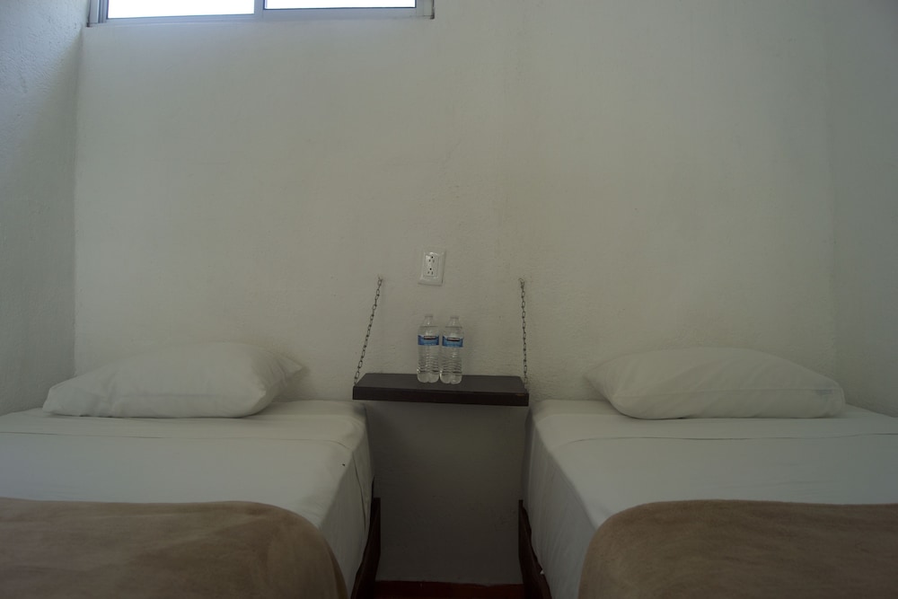 Basic Single Room, 2 Twin Beds, Mountainside photo 2