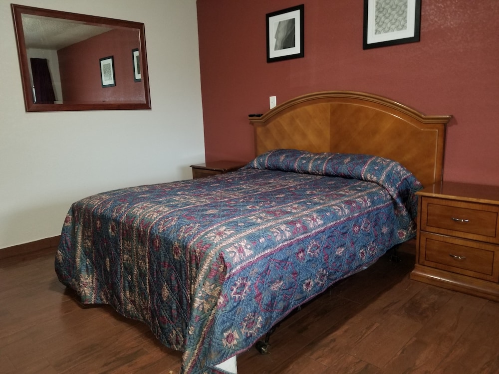 Basic Room, 1 Queen Bed