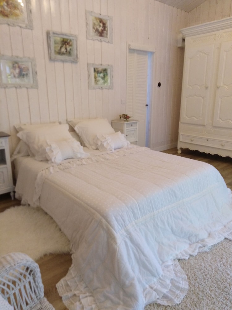 Luxury Chalet, 1 Queen Bed, Non Smoking, River View photo 1