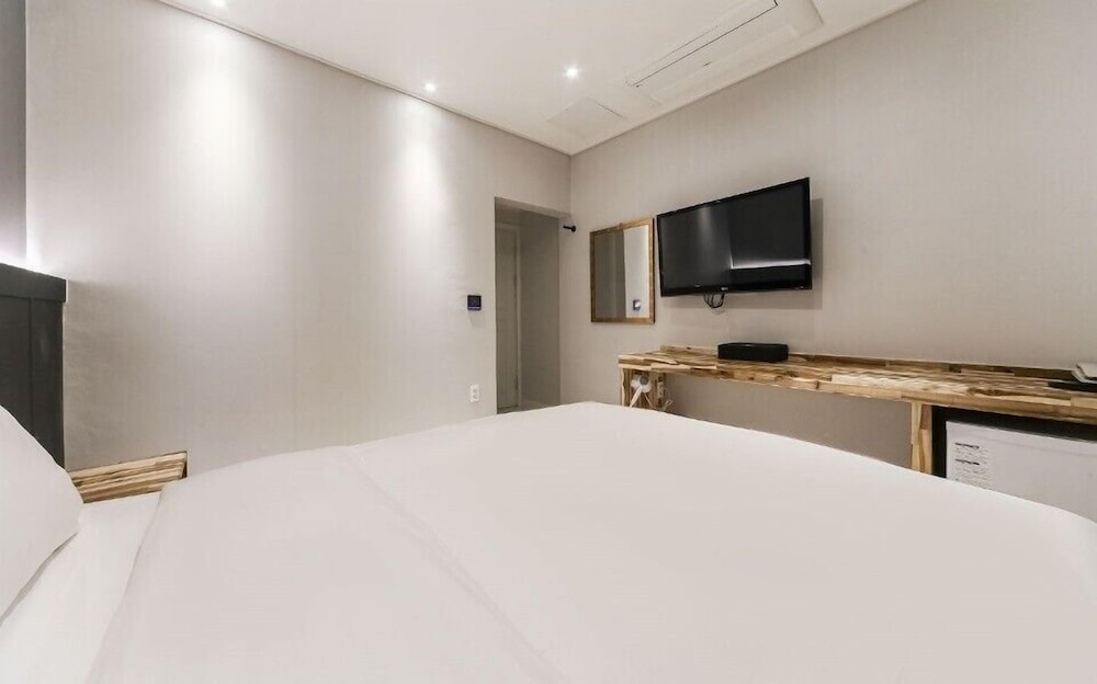 Standard Double Room Single Use, 1 Queen Bed (No Breakfast served on Monday/ Saturday/Sunday) photo 1