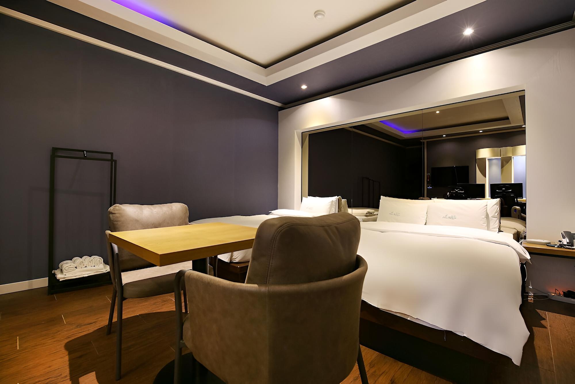 Room (Twin Bed (Hard Drive-Less 2PC Netflix) - Photo 1