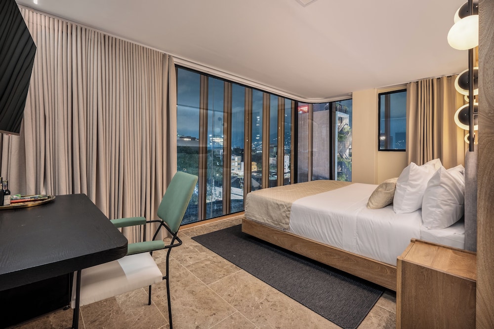 Deluxe Studio Suite (403)