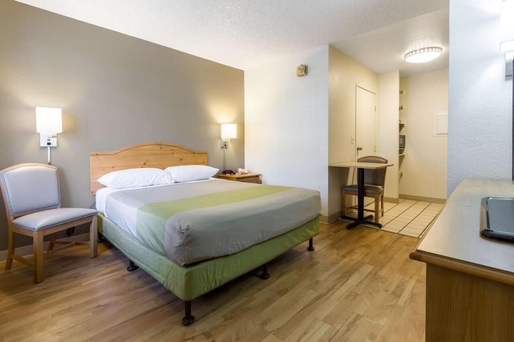 Standard Suite, 1 Queen Bed, Accessible, Non Smoking photo 3