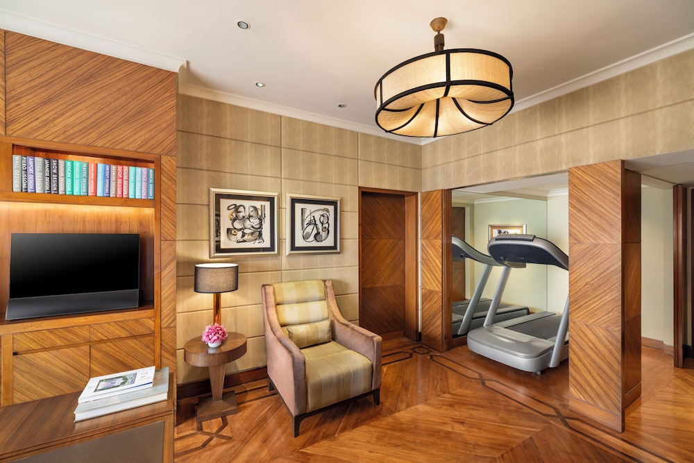 Superior Room Queen Bed Diplomatic Enclave View thumbnail 6