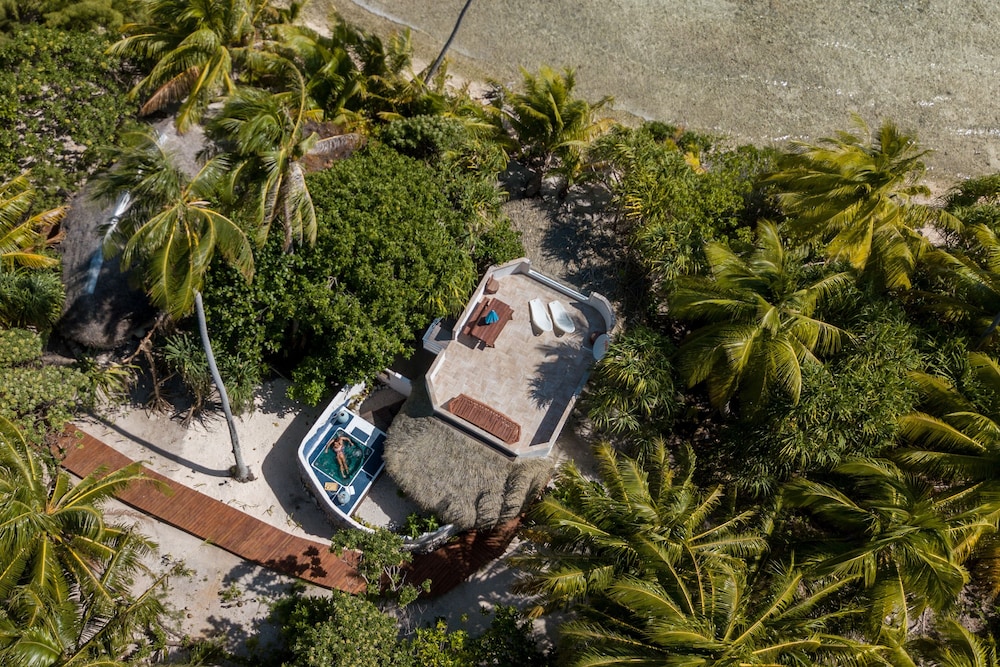 All Inclusive Private Bungalow 'Teahupoo' with Ensuite photo 2