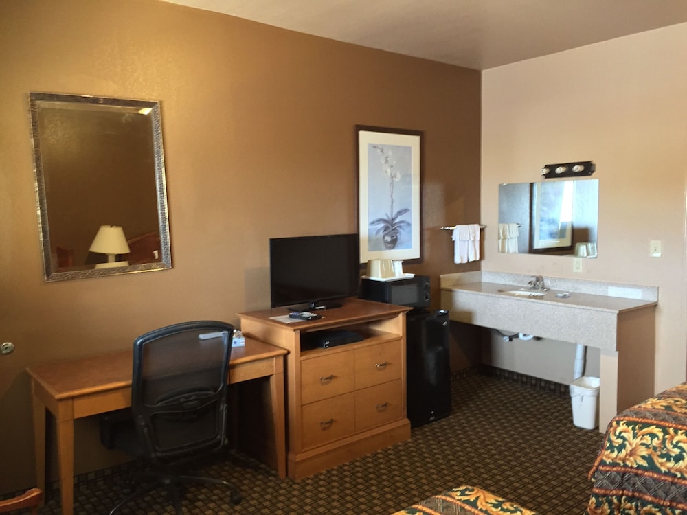 Deluxe Double Room, 2 Queen Beds photo 3