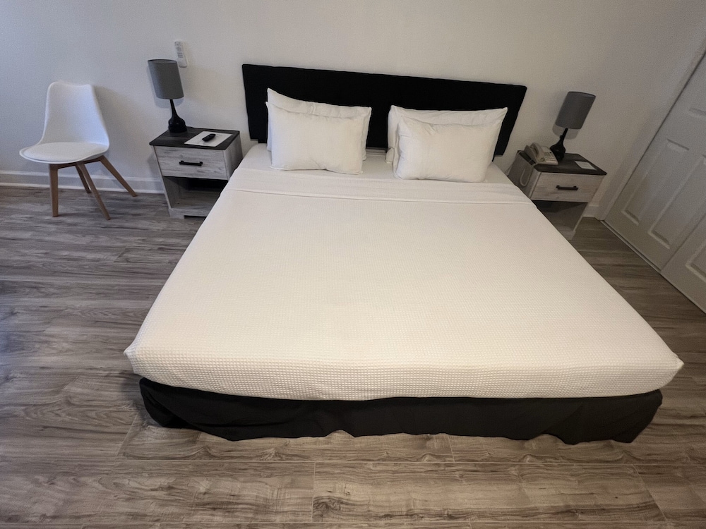 Premium Room, 1 King Bed photo 3
