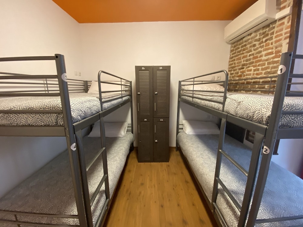 Una cama en un Dormitorio Compartido Mixto para 4 personas.