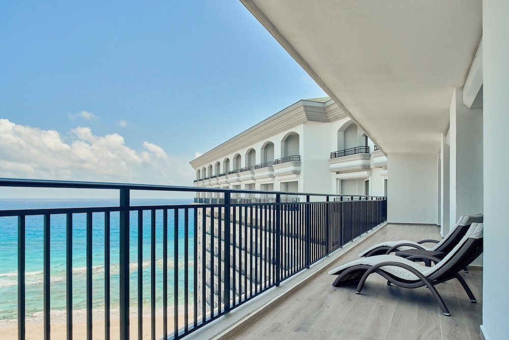 Deluxe Room, 1 Double Bed, Balcony thumbnail 6