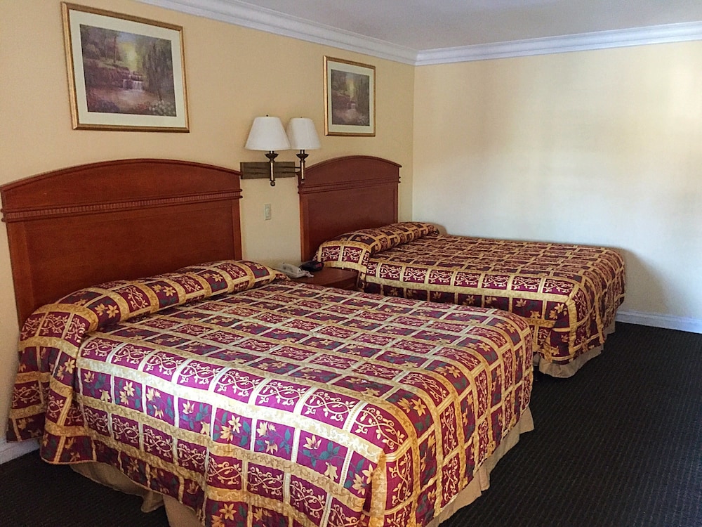 Standard Room, 2 Queen Beds, Smoking photo 1