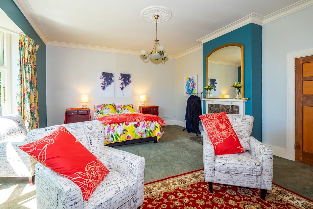 RM2 Pacific Suite Standard Rate, Shared Bathroom photo 1