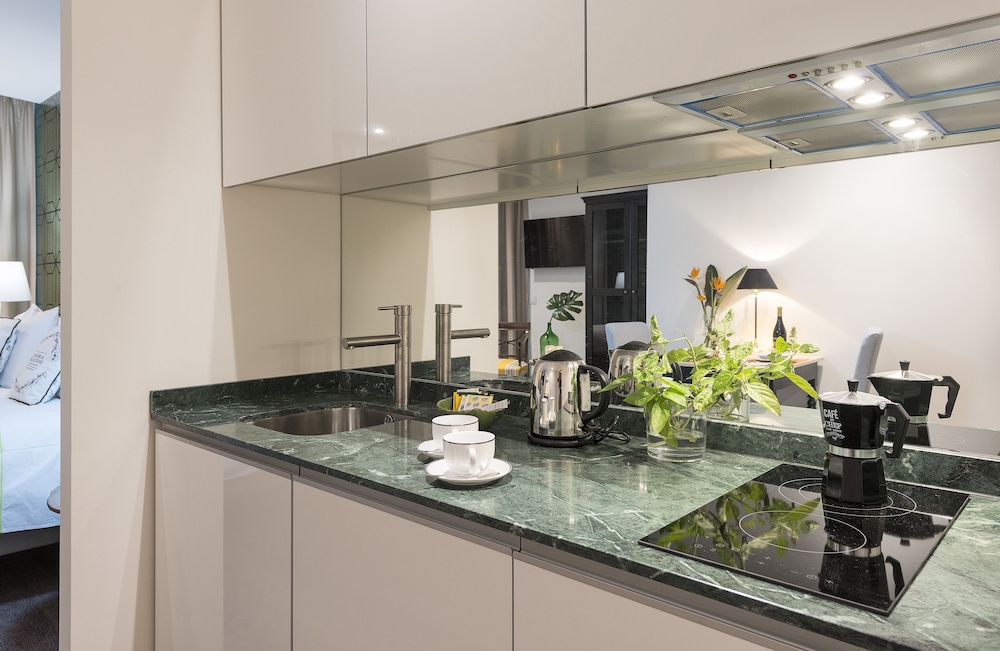 Signature Studio, 1 Queen Bed, Kitchenette photo 3