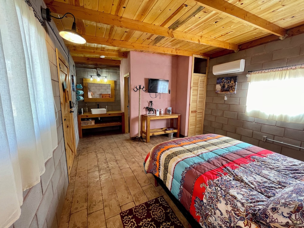 Comfort Room, 1 Queen Bed (Ferenikos) photo 3