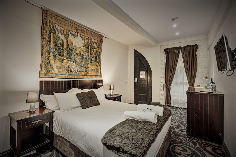 Queen Honeymoon Suite With Tower Shower photo 1