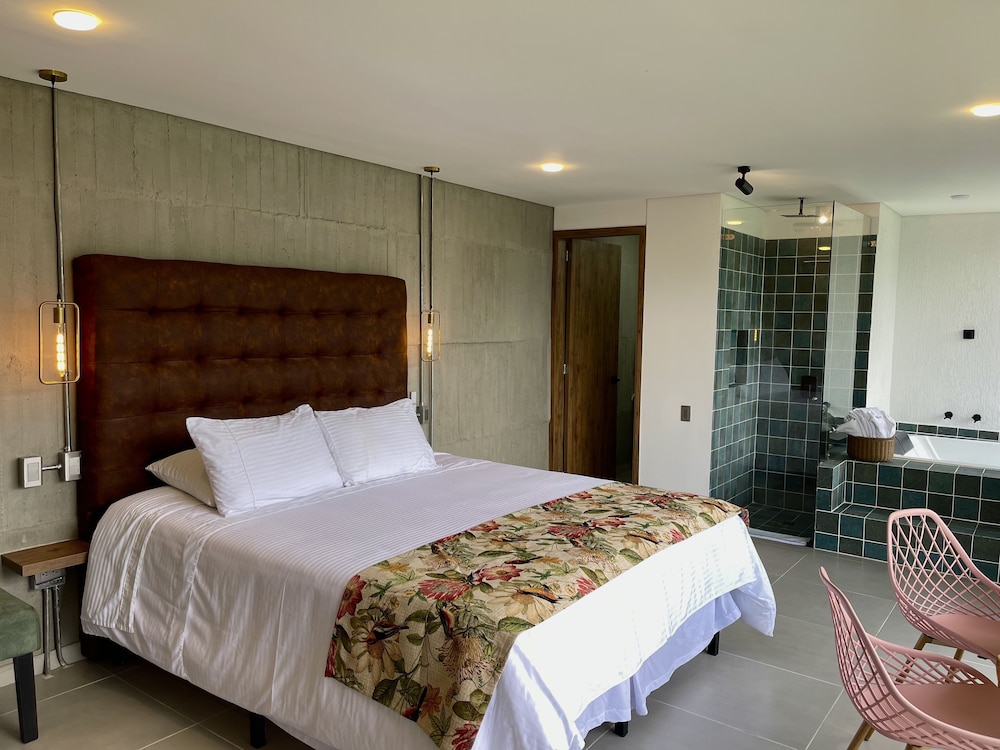 Deluxe Double Room, Bathtub, River View photo 2