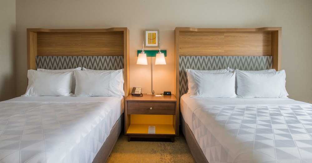 Premium Room, 2 Queen Beds - Photo 9