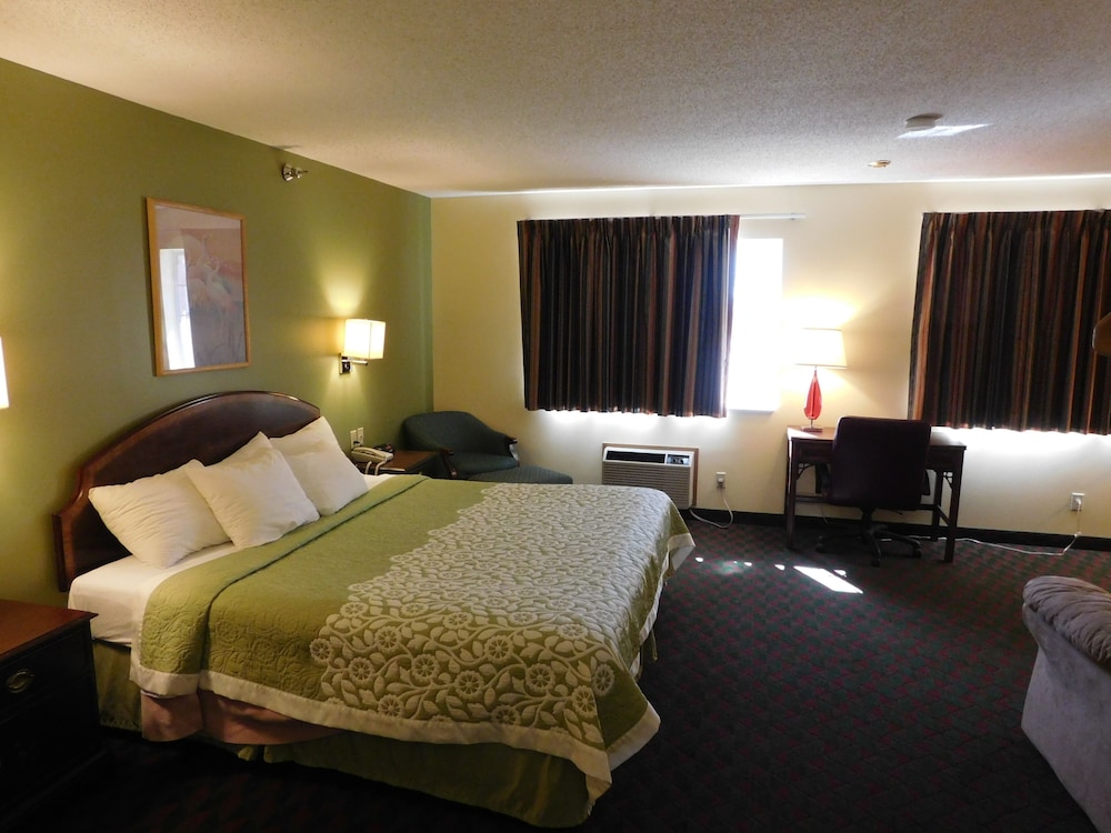 Studio Suite, 1 King Bed, Non Smoking - Photo 2