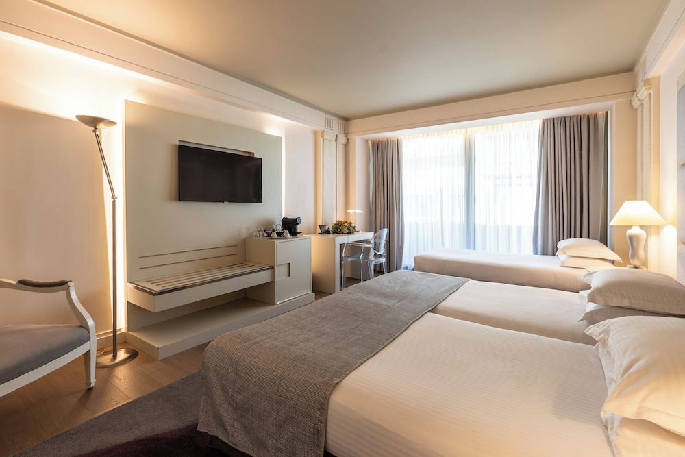 Executive Room thumbnail 5