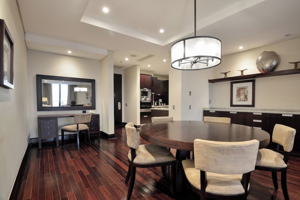 Executive Suite, 1 Bedroom - Photo 2