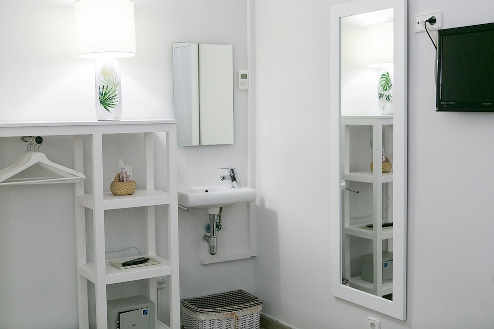 Single Room, Shared Bathroom (Interior - 1 bed) photo 2