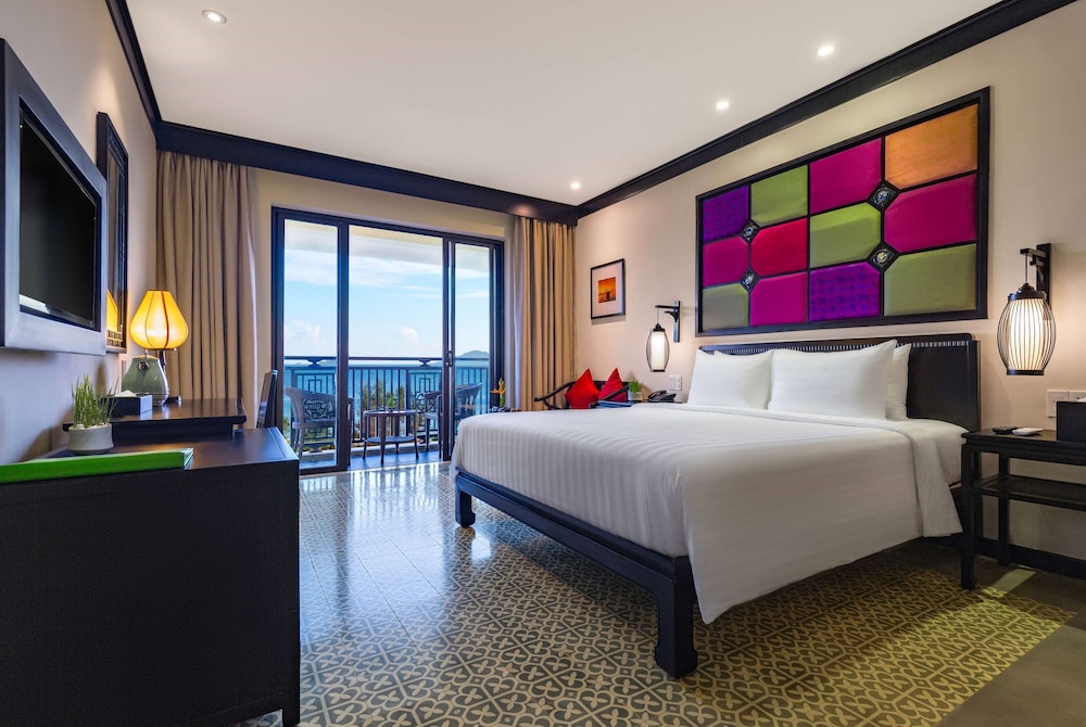 Deluxe Room, 1 Queen Bed, Balcony (Ocean/Riverside View)