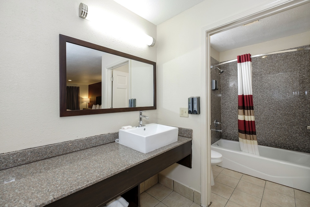 Premium Room, 1 King Bed (Upgraded Bedding & Snack, Smoke Free) - Photo 8