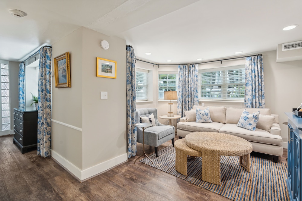 Premier Suite, 1 King Bed with Sofa bed, Bay View, Ground Floor (Not Pet Friendly) photo 3