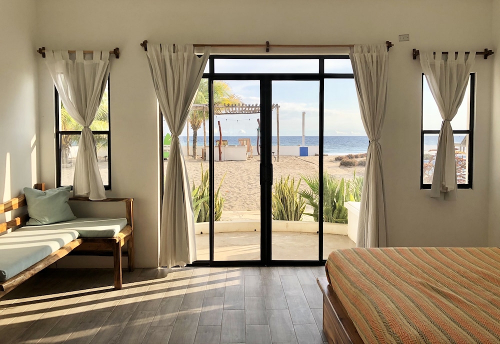 Deluxe Double Room, 1 Queen Bed, Sea View (Room 4) (No Air conditioning) photo 1