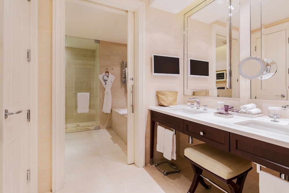 Signature King Room with One King Bed (Non Smoking) thumbnail 6