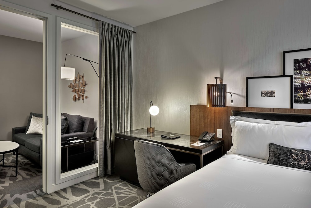 Suite, 1 King Bed, Accessible