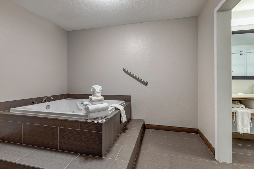 Suite, 1 King Bed with Sofa bed, Accessible, Non Smoking photo 2