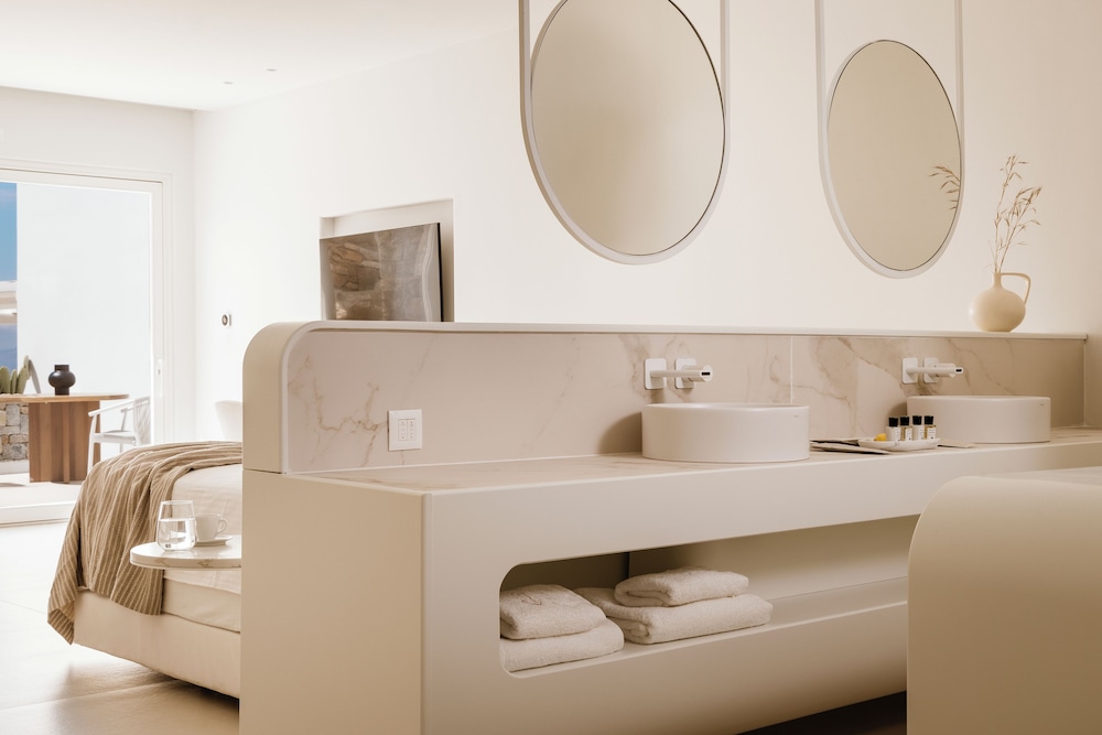 Signature Suite, Jetted Tub, Sea View - Photo 16