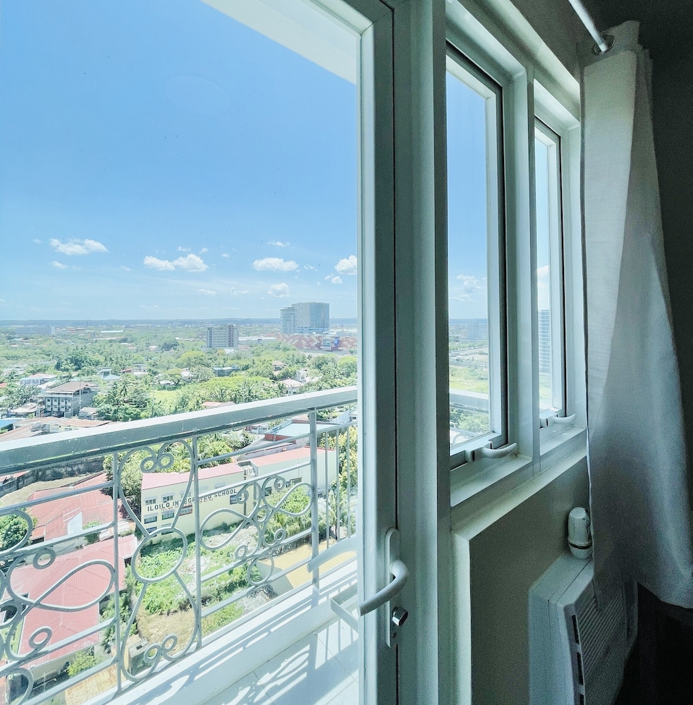 Signature Condo, 2 Bedrooms, Balcony, City View photo 2