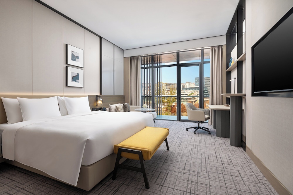 Standard Room, 1 King Bed, Club Lounge Access