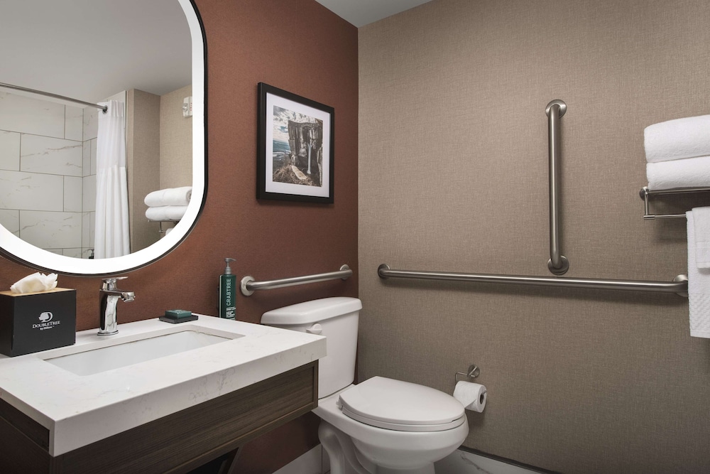 Suite, 1 King Bed (3x3 Shower) - Photo 3