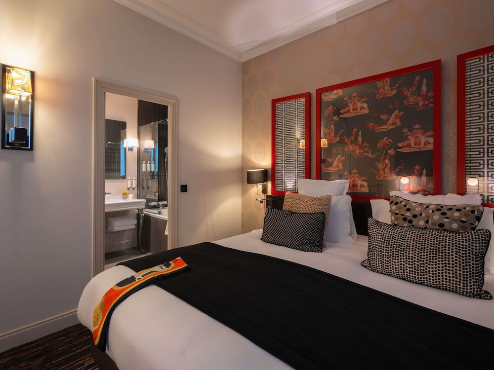 Deluxe room, 1 king bed photo 3