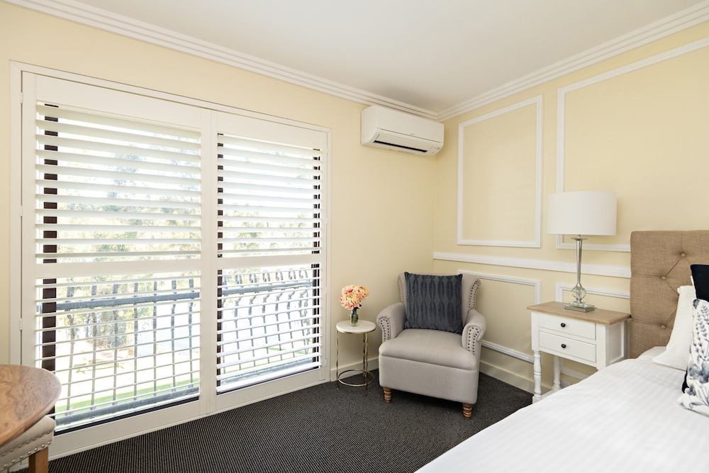 Executive Room, 1 King Bed, Jetted Tub, Free Wi-Fi & Parking - Photo 2