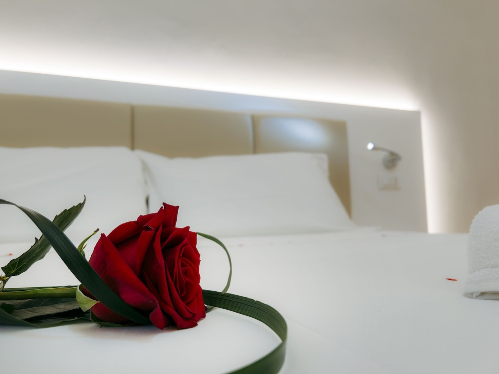 Basic Single Room, 1 Large Twin Bed photo 3