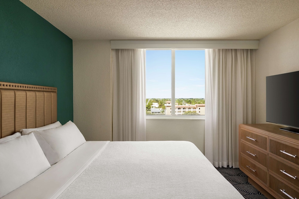 Suite, 1 King Bed, Sunset View, Accessible Roll-In Shower, Sit Down Balcony