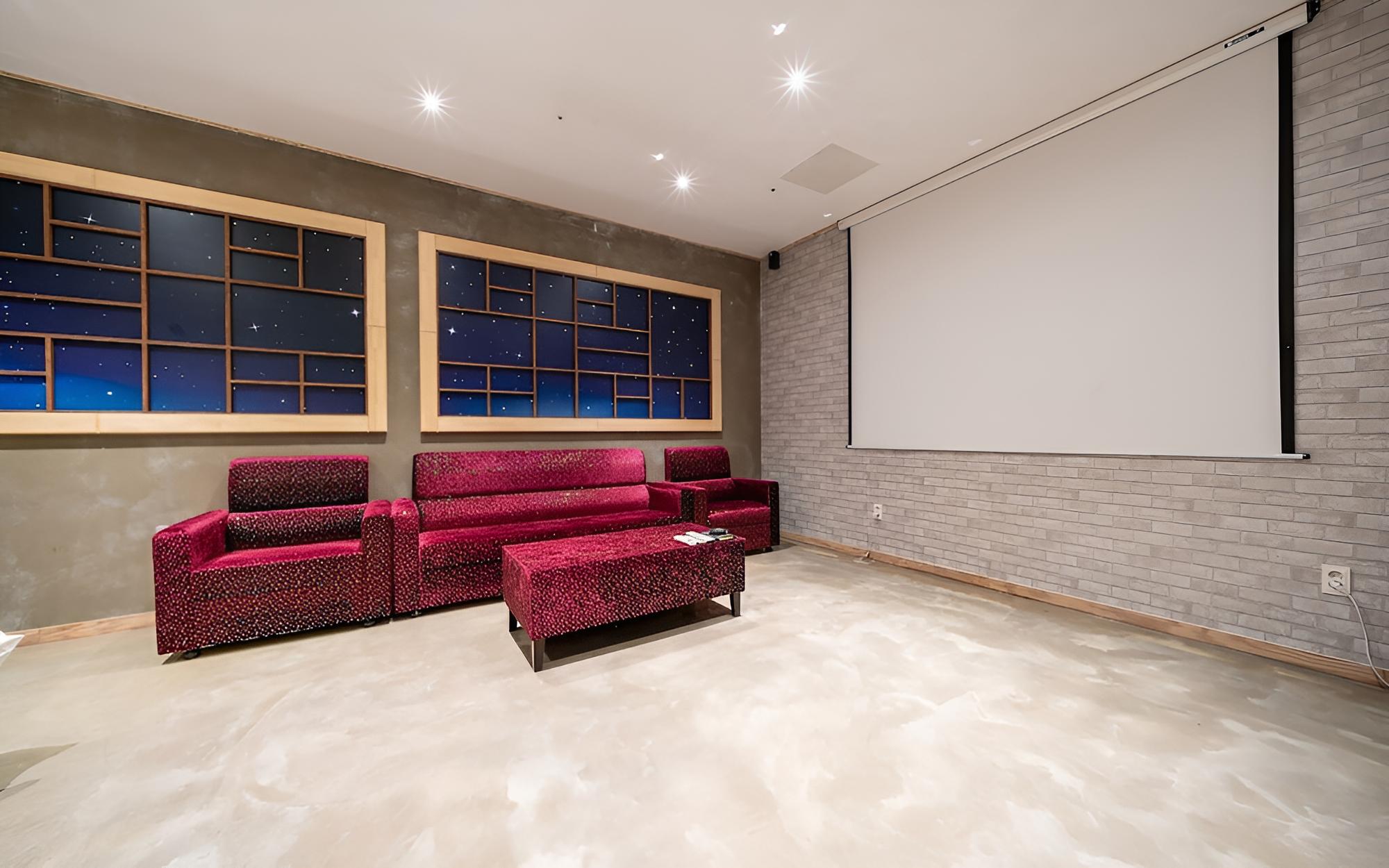 Room (Cinema Triple Party Room (Free Netfli) photo 2