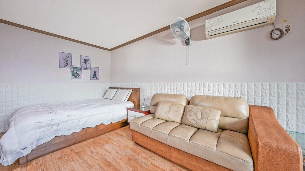 Room (103) photo 2