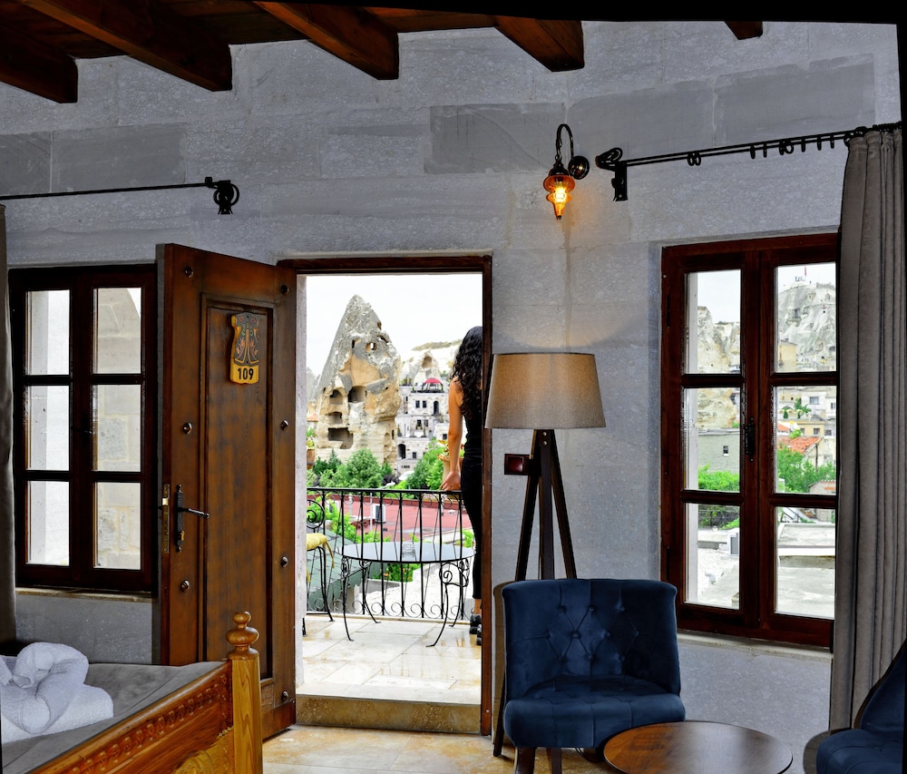Honeymoon Suite - Photo 2